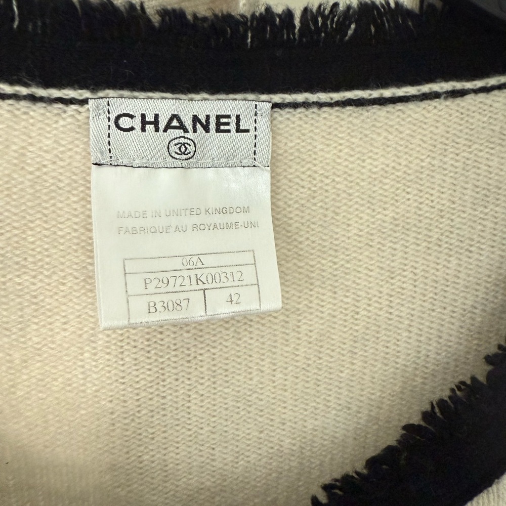 CHANEL 100%cashmere Ecru w/Black fringe trimmed cardigan silver CC buttons Sz 42 - Picture 2 of 10